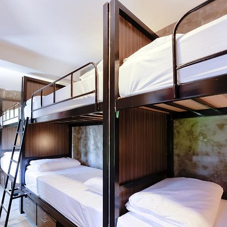 Revolution Hostel Asoke Bangkok Exterior photo