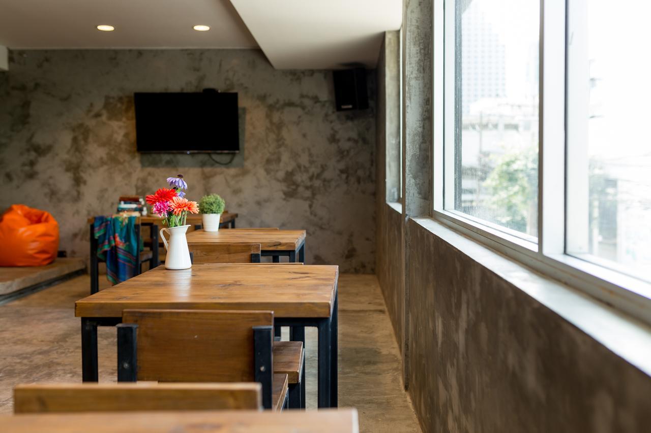 Revolution Hostel Asoke Bangkok Exterior photo