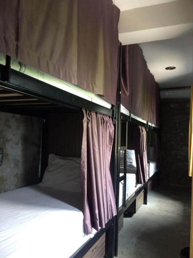 Revolution Hostel Asoke Bangkok Exterior photo